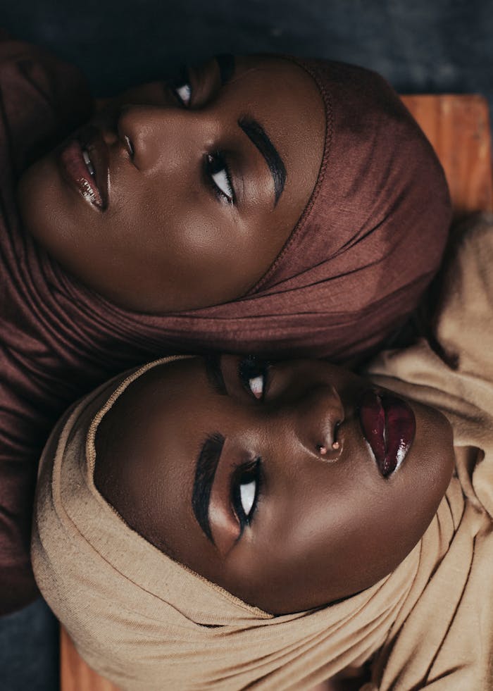 gallery-03 two-women-in-hijabs-with-dramatic-makeup-32634171